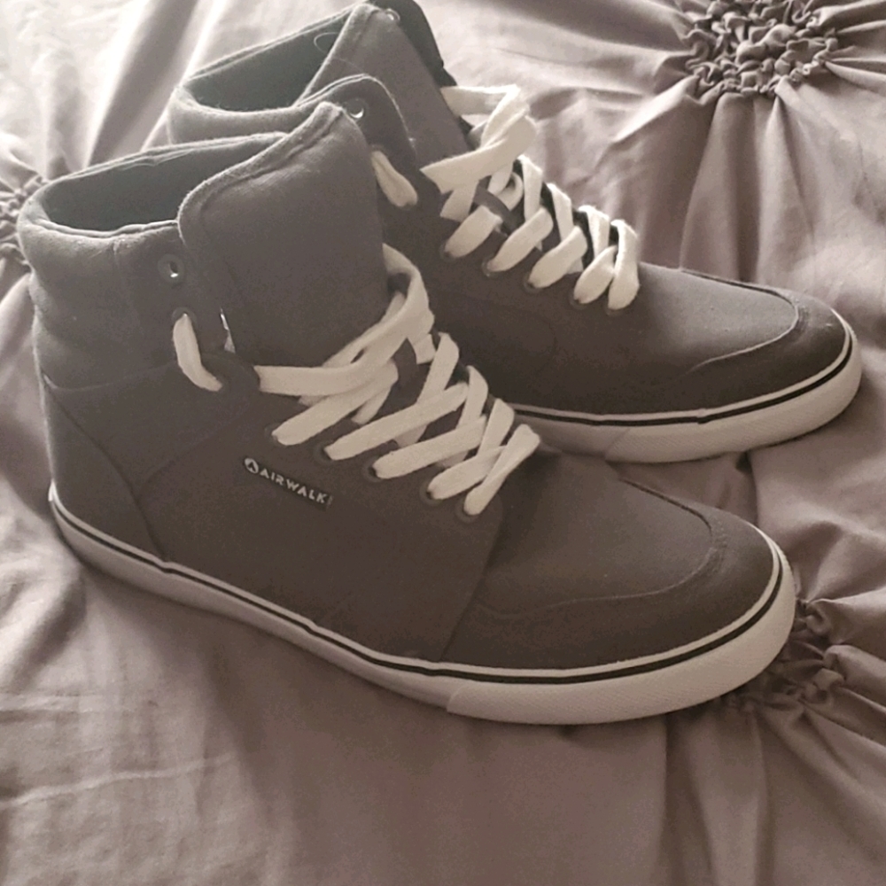 Tennis shoes